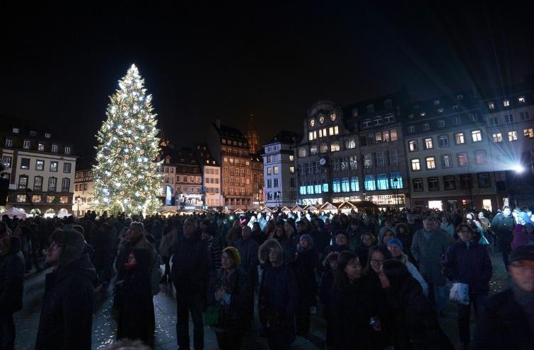 Attentats: Strasbourg maintient son marché de Noël