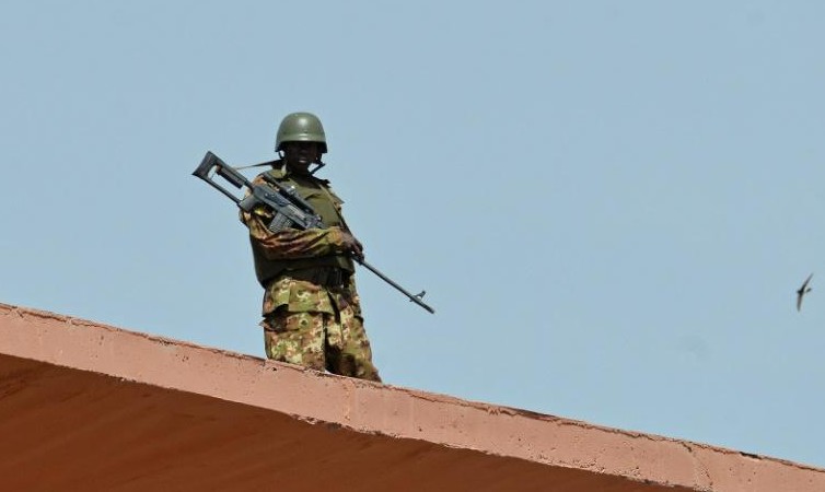 Attaque à Bamako: l'enquête suit "plusieurs pistes", trois pays en deuil avec le Mali
