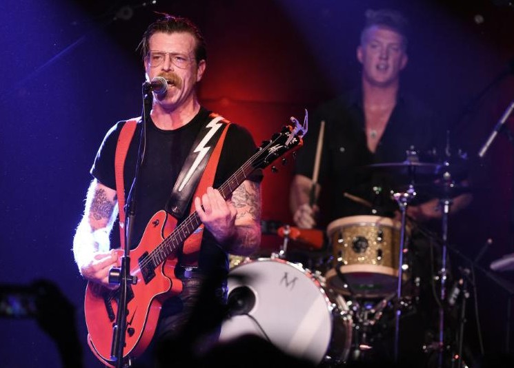 Le chanteur de Eagles of Death Metal rend hommage aux victimes du Bataclan