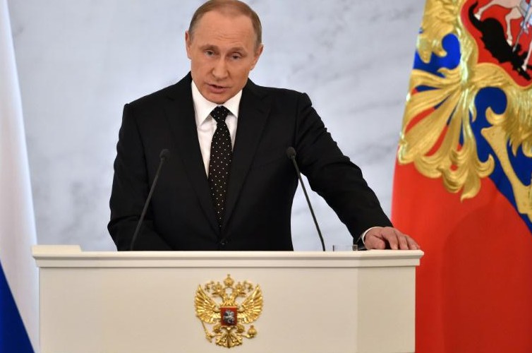 Avion abattu: Poutine invite "des experts britanniques" pour l'analyse de la boîte noire