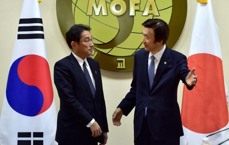 Les ministres japonais Fumio Kishida et sud-coréen des Affaires étrangères