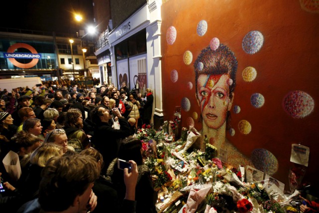 A Londres, chants et danses pour rendre hommage à David Bowie