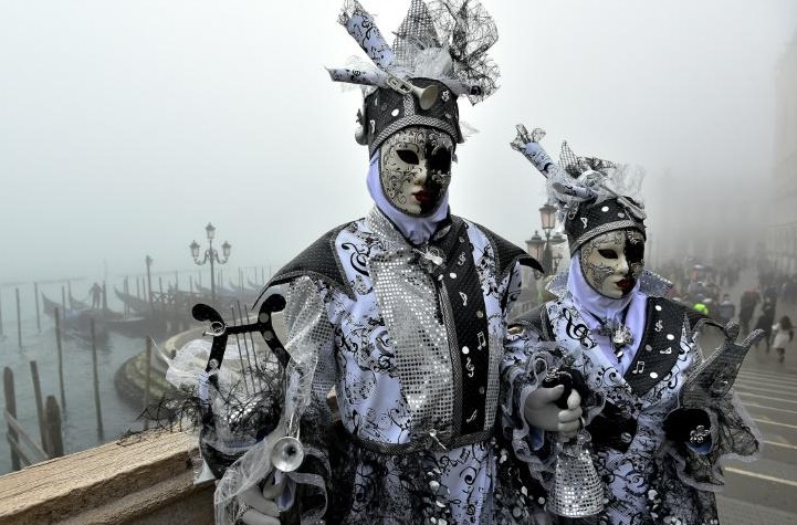 Lancement du carnaval de Venise avec le "saut de l'ange" à Saint-Marc