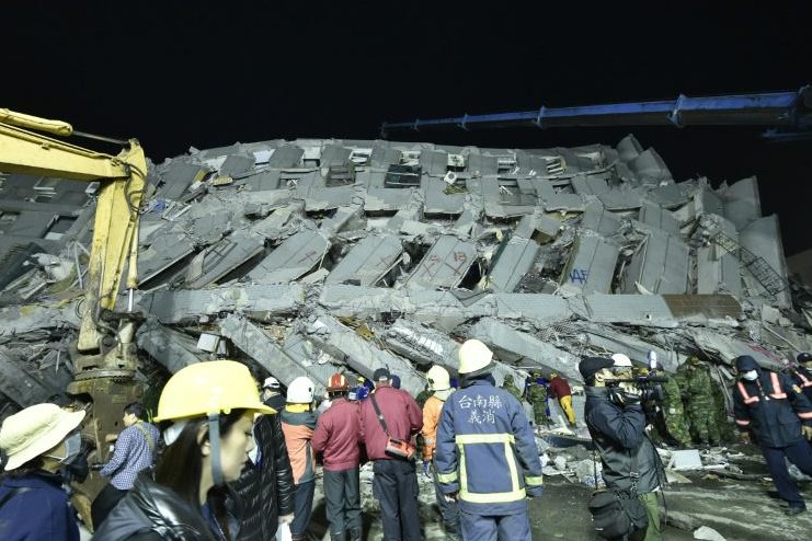 Taïwan: 11 morts dans un puissant séisme, 30 personnes piégées dans des décombres