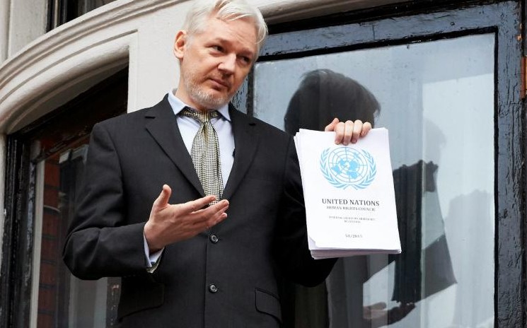 Assange crie "victoire" et réclame sa liberté