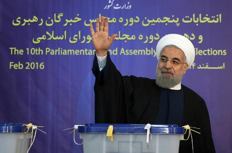 Les Iraniens votent nombreux pour ou contre la poursuite de l'ouverture
