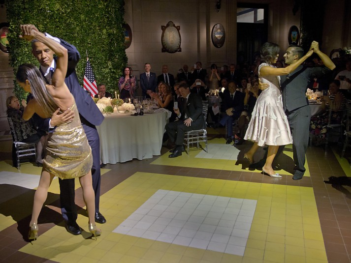 Obama s'essaie au tango au cours d'un dîner d'Etat à Buenos Aires