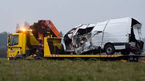 Un minibus percute un poids lourd dans le centre de la France : 12 morts