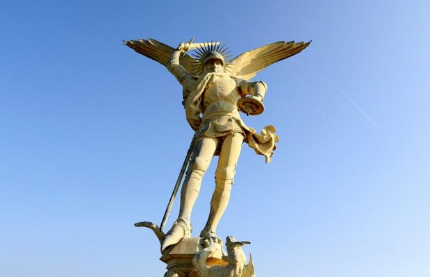 L'archange du Mont-Saint-Michel redoré, mais tout ne brille pas pour le patrimoine