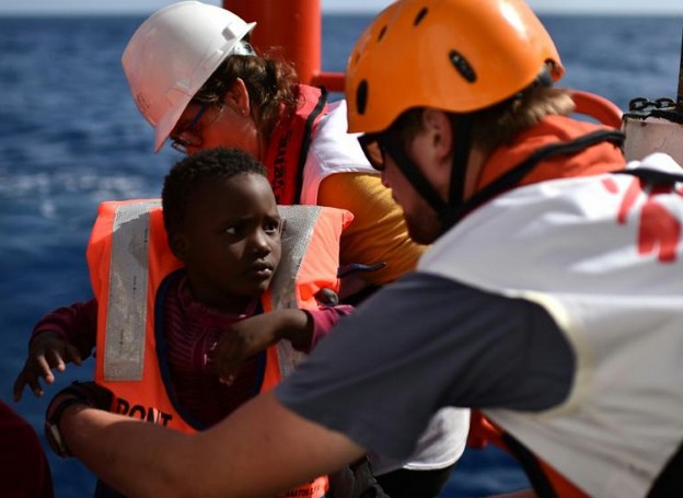 Au secours des migrants en Méditerranée, l'Aquarius fait le plein