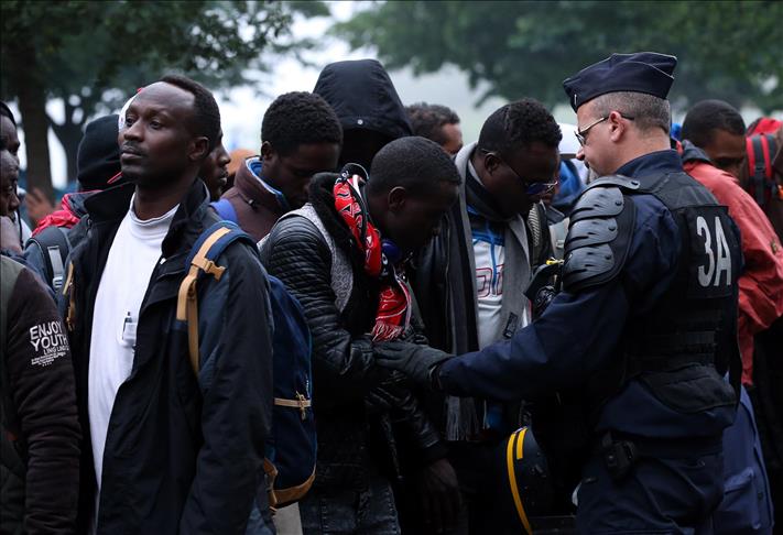 Evacuation d'un campement de réfugiés à Paris