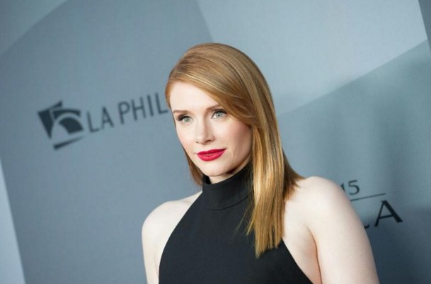 Après les dinosaures, l'actrice Bryce Dallas Howard rencontre "Elliott le dragon"