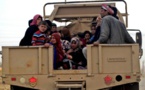 A Mossoul, des centaines d'Irakiens fuient combats et privations