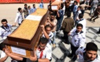 Etat d'urgence en Egypte qui enterre les victimes des attentats anti-Coptes 