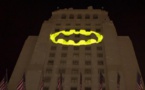 Décès Adam West: un faisceau lumineux "Batman" sur la mairie de Los Angeles