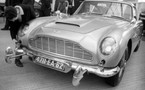 A vendre: voiture de James Bond avec mitrailleuse et épandeur de clous