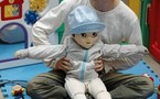 Japon: deux nouveaux robots montrent leur nez, un enfant de 5 ans et un bébé