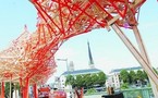 L'artiste belge Arne Quinze transforme un pont de Rouen en mikado aérien