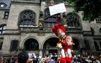 Love Parade meurtrière: manifestants en colère devant la mairie de Duisbourg