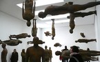Les statues humaines d'Antony Gormley à l'assaut des alpes autrichiennes
