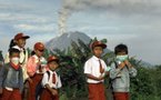 Indonésie: des milliers de réfugiés fuient une éruption du volcan Sinabung