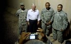 Après l'Irak, le secrétaire à la Défense Robert Gates arrive en Afghanistan