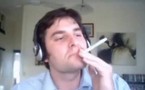 Un Australien "fume" la Bible et le Coran sur YouTube
