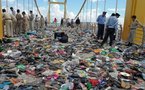 A Phnom Penh, sur le pont du drame, des corps et des sandales