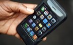 Duel entre smartphones et mobiles "classiques" au pied du sapin
