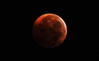 L'éclipse de Lune émerveille les chanceux dans l'hémisphère nord
