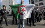 La police évacue un groupe de manifestants à Alger