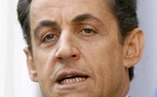 France: un inconnu agrippe le président Sarkozy avant d'être interpellé