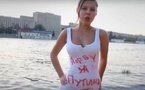 Un clip internet incite les filles à s'arracher les vêtements pour Poutine