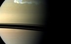 Saturne arrosée par l'eau des geysers d'Encelade, une de ses lunes