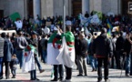 Alger: nombreuses pancartes contre la France et Macron, accusés de soutenir Bouteflika