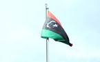 Libye: de jeunes libyens hissent le drapeau du CNT à l'ambassade à Nouakchott