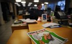Devant les locaux incendiés de Charlie Hebdo, défilent les amis du journal