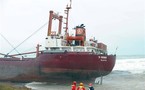 France: tempête sur l'ouest, cargo échoué, 400.000 foyers sans électricité