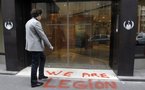 Des tags des "Anonymous" sur la façade de l'Hadopi