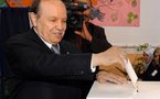 Algérie: le président Bouteflika vote accompagné de ses neveux