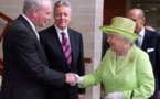 La reine et McGuinness, ex-IRA, échangent une poignée de main historique