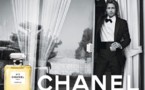 Brad Pitt égérie du N°5 de Chanel dans une campagne au décor dépouillé