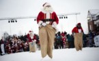 En Laponie, les Pères Noël s'échauffent avant la distribution des cadeaux