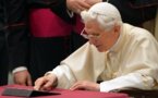 Le pape envoie son premier tweet en bénissant tous ses "followers"