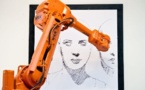 Un artiste dessine, des robots reproduisent ses dessins