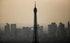 Un militant de Greenpeace se suspend brièvement à la Tour Eiffel