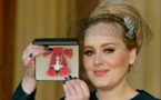 La chanteuse Adele décorée par le prince Charles