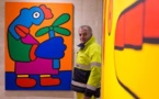 A Londres, le street artist français Thierry Noir récrée son mur de Berlin