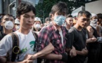 Hong Kong: des manifestants attaqués par des dizaines d'hommes masqués