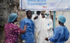 Ebola se déplace à l'intérieur des pays touchés, la menace hors d'Afrique s'atténue